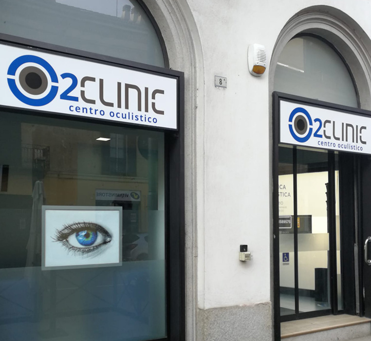 Vetrine e ingresso di O2 Clinic in Corso Torino 8/a